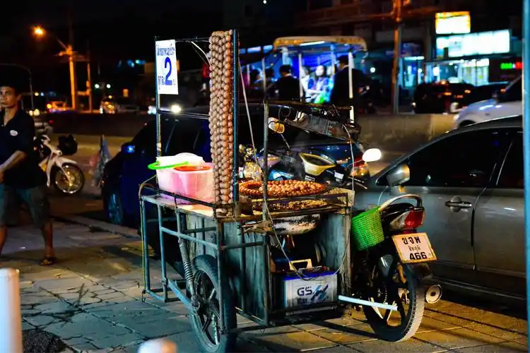 曼谷街头烤肠摊