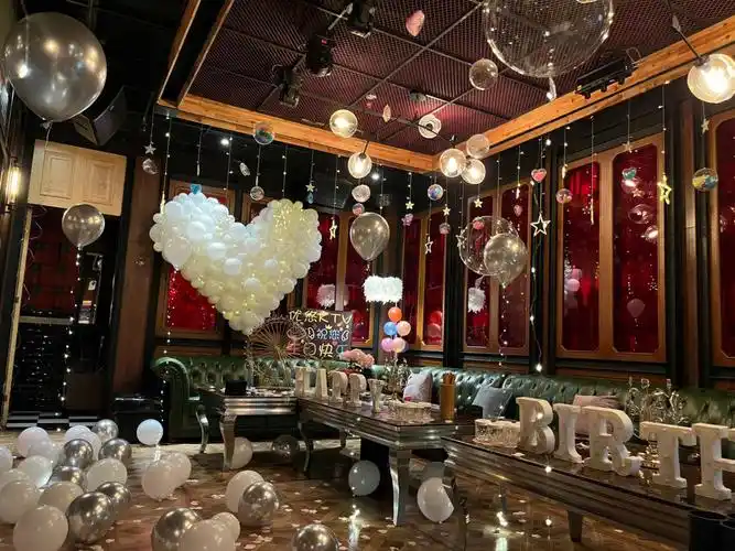ktv生日布置也适合求婚哦#生日派对布置  #生日布置  #新乡气球布置