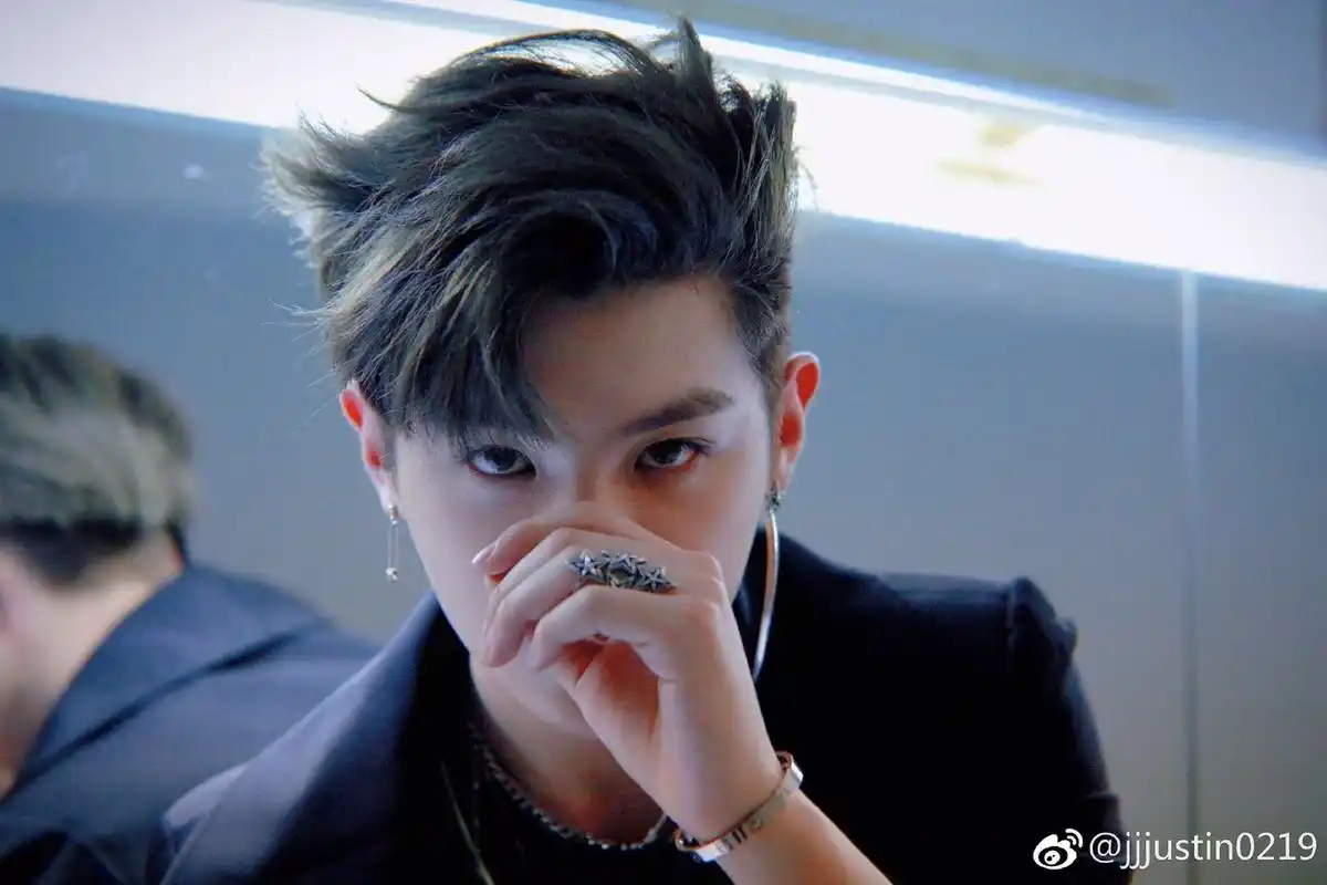 今日份感叹:这是什么神仙颜值justin真的太绝了!_黄明昊