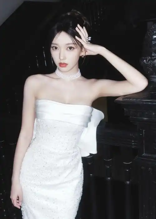 程潇白色抹胸长裙优雅大气