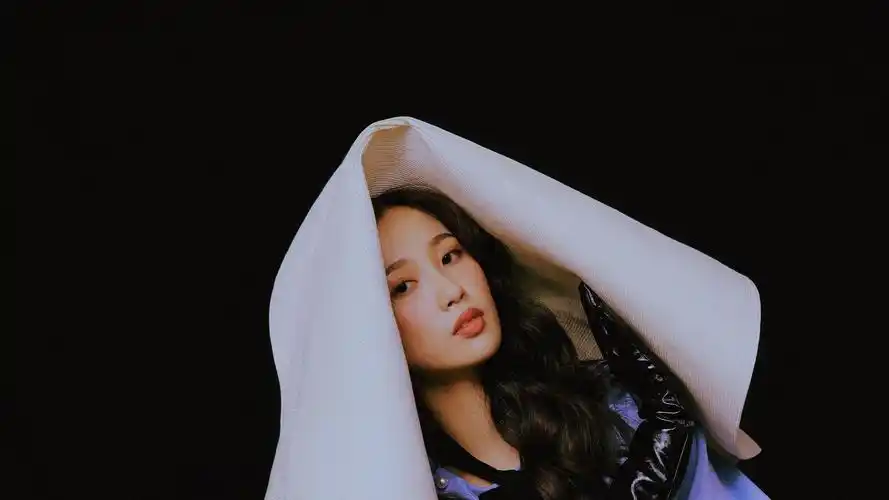 电脑壁纸 明星 大陆明星 油画野蛮少女虞书欣俏皮时尚清秀迷人写真