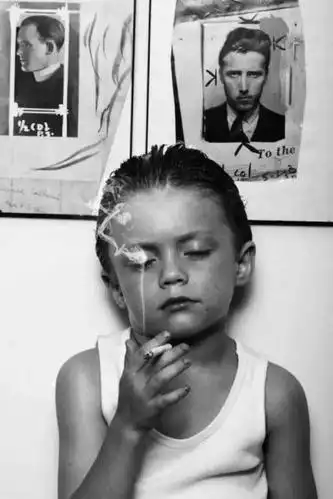 找这个外国小孩抽烟的原图