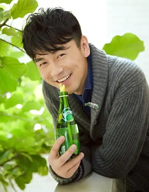 回顾雷佳音因初恋女友15岁辍学与大学同学结婚育有一女太幸福