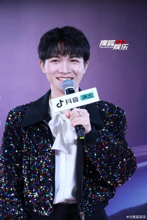 一款有礼貌的百灵鸟#美好惊喜夜上班的可爱周深,快来和深深一起比心啊