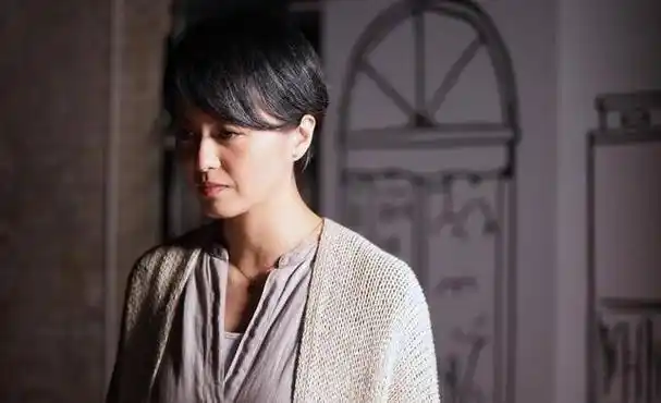 容祖儿巴黎看秀疑似遭遇咸猪手,别怕,姐也不是小白花(蛋糕门 梁咏琪)