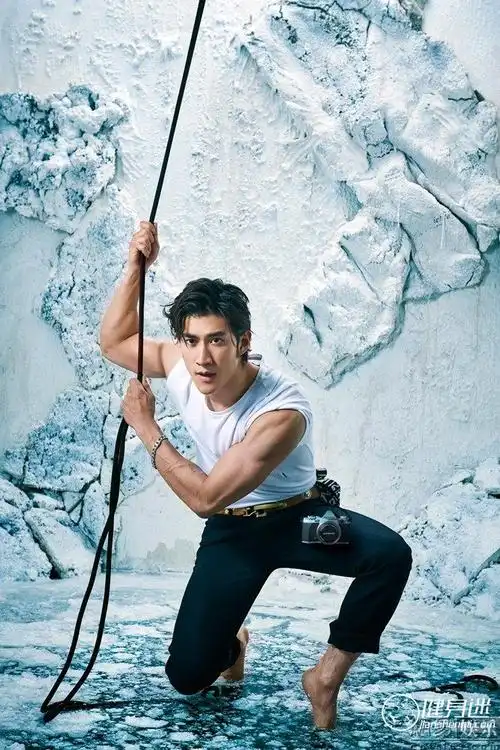 写真秀肌肉照秀八块腹肌人鱼线 李治廷 腹肌 东方帅哥 明星肌肉 健身