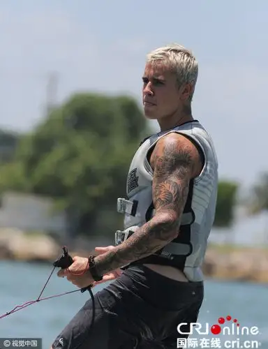 贾斯汀·比伯(justin bieber)海边度假,大玩水上滑板酷帅十足