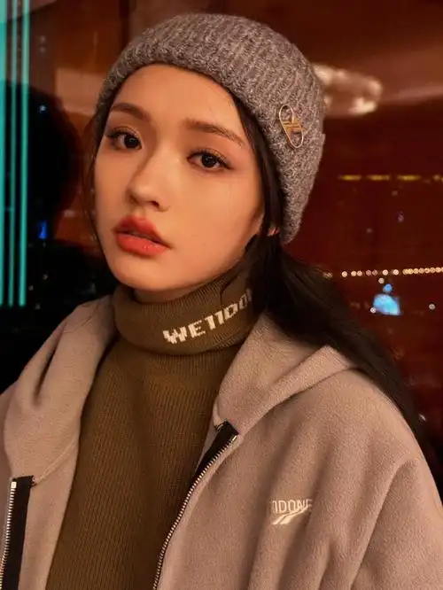 林允灰色针织帽搭棕色大棉服 温暖又时尚 闭眼甜笑 表情软萌可爱