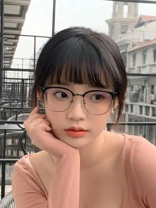 对于圆润型大脸来说,最适合的就是半框型眼镜,遮肉的同时增加上半脸的