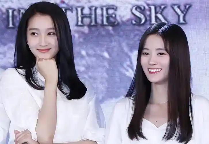 关晓彤与鞠婧祎同框,虽然都是90后但发育真不一样,脸蛋都挺小_白色