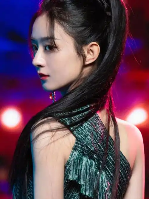 赵丽颖高马尾造型清新利落充满自信和活力