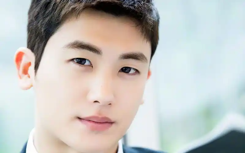 韩剧《suits》朴炯植帅气图片桌面壁纸