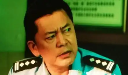 隐藏31年!原来她就是"戏骨"何政军妻子,难怪当年拒绝巩俐表白