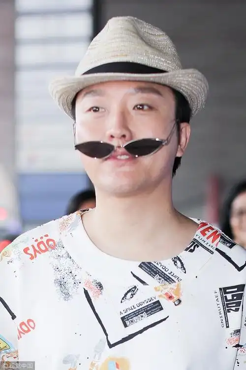 李玉刚戛纳回国人气旺调皮摘墨镜卖萌