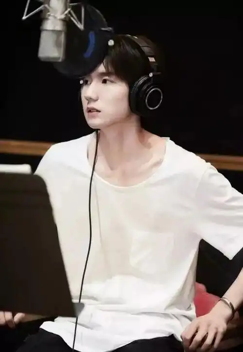 易烊千玺锁骨可养鱼圈内还有哪些男星锁骨很美