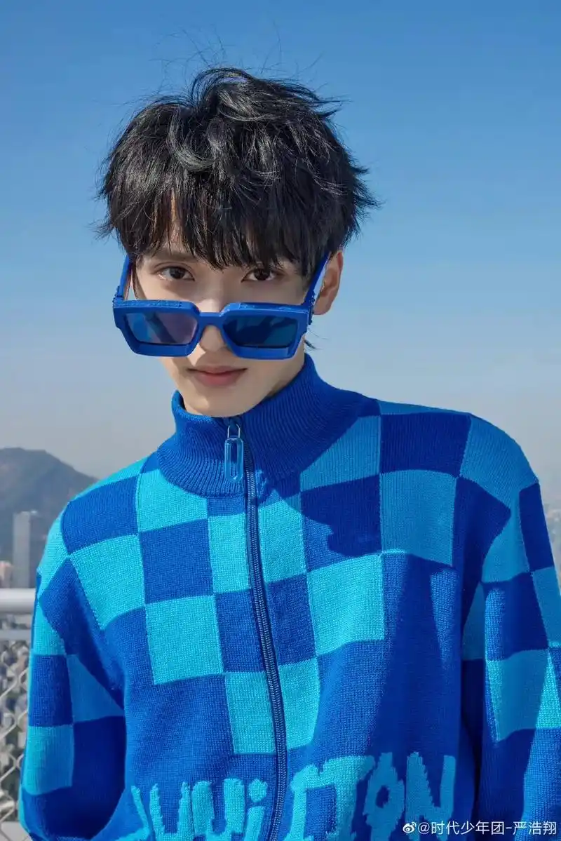 严浩翔#严浩翔头像 浩翔蓝色衣服真的很绝 - 抖音