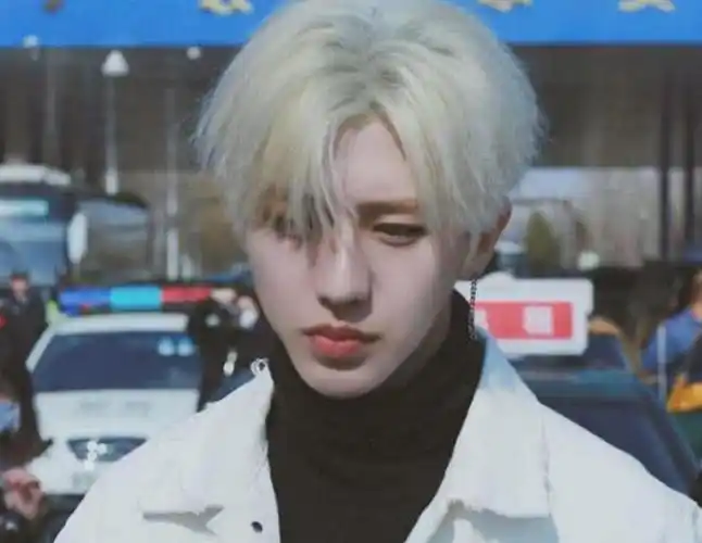 蔡徐坤一头银发太帅了与易烊千玺白发对比高下立判