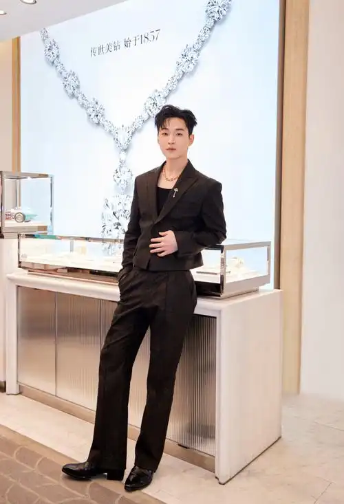 sexy man说这些这全身照谁看不迷糊  @刘宪华henry-lau的身材比例就