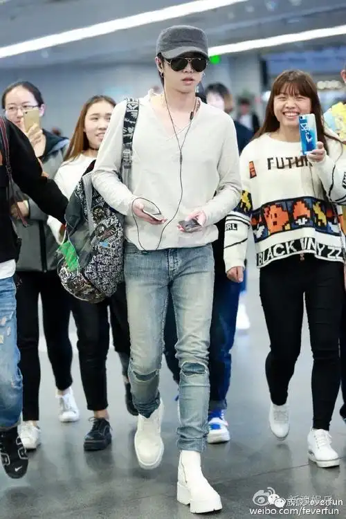 华晨宇对厚底鞋真是爱得深沉!