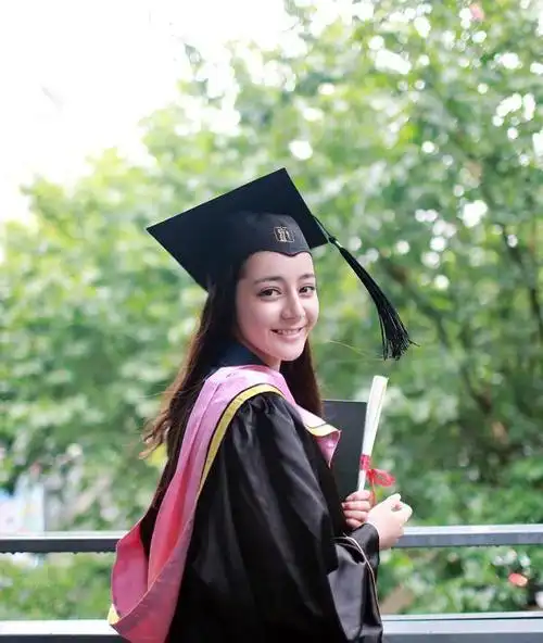 迪丽热巴大学旧照被疯传当她戴上博士帽才知啥叫校花级的美貌