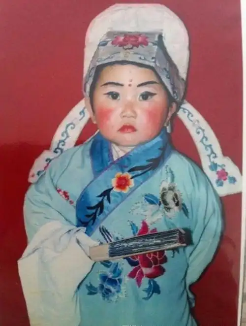 扮丑大赛后,豆瓣又组织了一个奇葩活动:"一张不堪回首的童年照片"