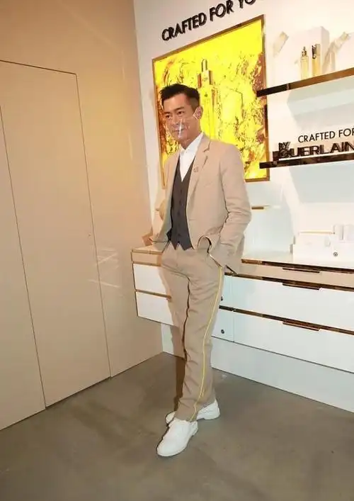 古天乐有了"大叔"的气质,但穿西装还挺个性的,配马甲好有风度