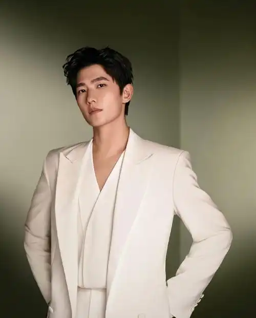 杨洋雅顾光影大片质感##杨洋纯白西装大片