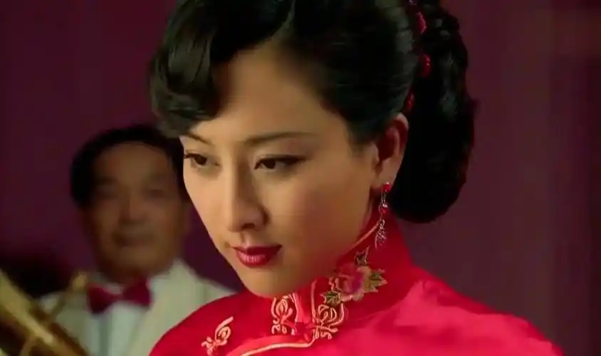 又一谍战剧开播,演员阵容不错,有剧可追了_关萍_丁默群_旗袍