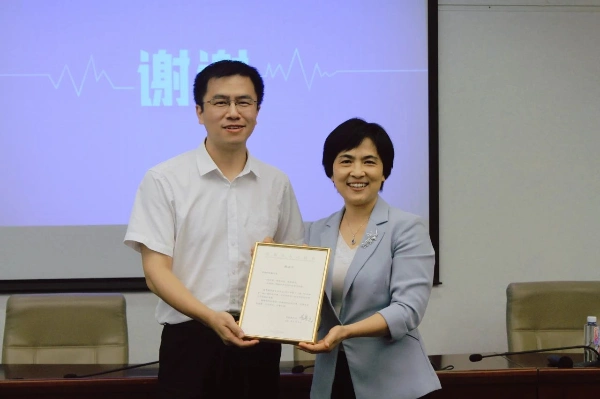 曹赛先与姚曦合影留念