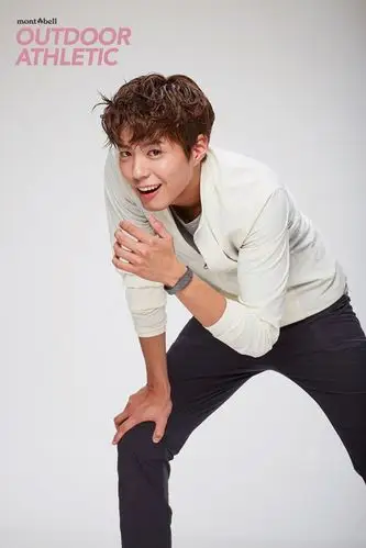 朴宝剑户外画报秀肌肉 花美男变真男人