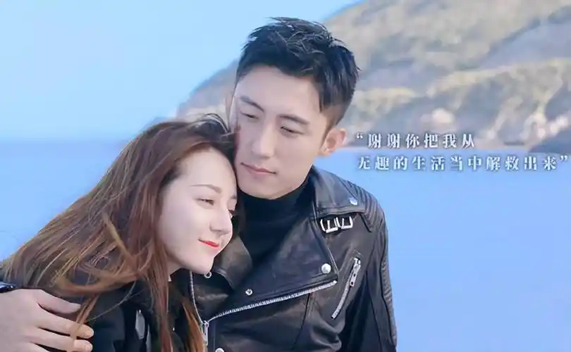 原创黄景瑜拍照避嫌太好笑因为热巴不敢比8网友直言越避嫌越真