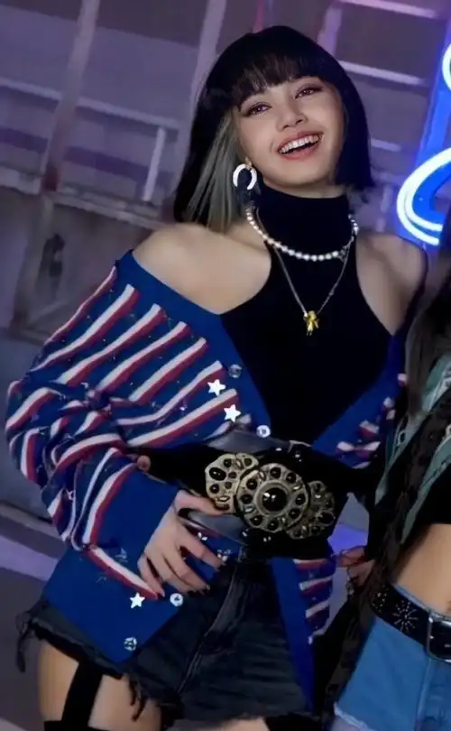 lisa超话|#lisa kpop女永一#|#lisa#    短发挑染好帅好美简直无人能