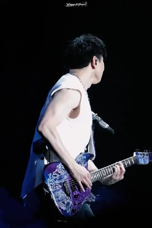 林俊杰陪地震后的小朋友过儿童节