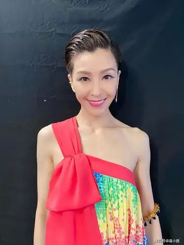 69年伍咏薇超敢穿,一袭单肩彩色连衣裙配短发,骨感身材像超模