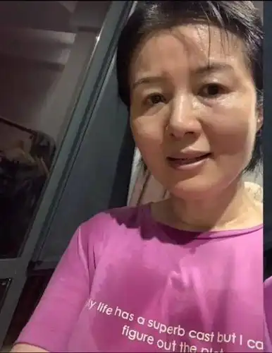 郑卫莉晒自己乘地铁被拍,穿皮衣很俗气,54岁素颜真实有老人样!