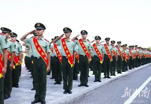 最后一个军礼 向武警部队旗告别