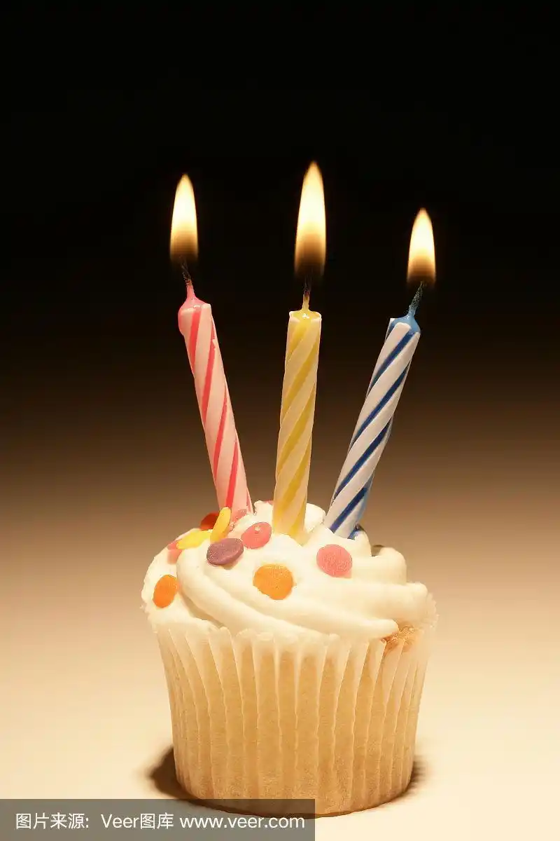 有烛光效果的生日蛋糕