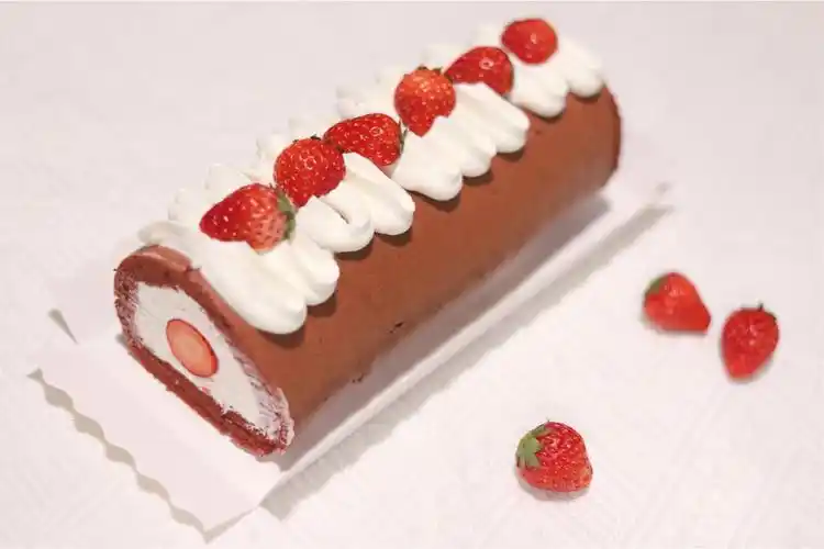 红丝绒草莓蛋糕卷