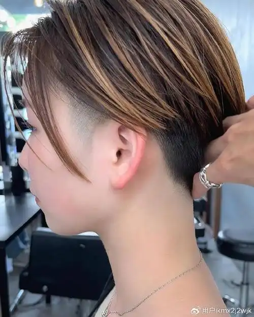 当下最火女发来了,两侧掏空推后脖短发,喜欢别错过|发型|短发|理发师