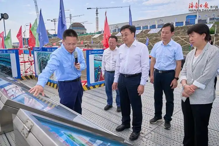 5月17日,省委书记冯飞在昌江黎族自治县调研经济社会发展情况.