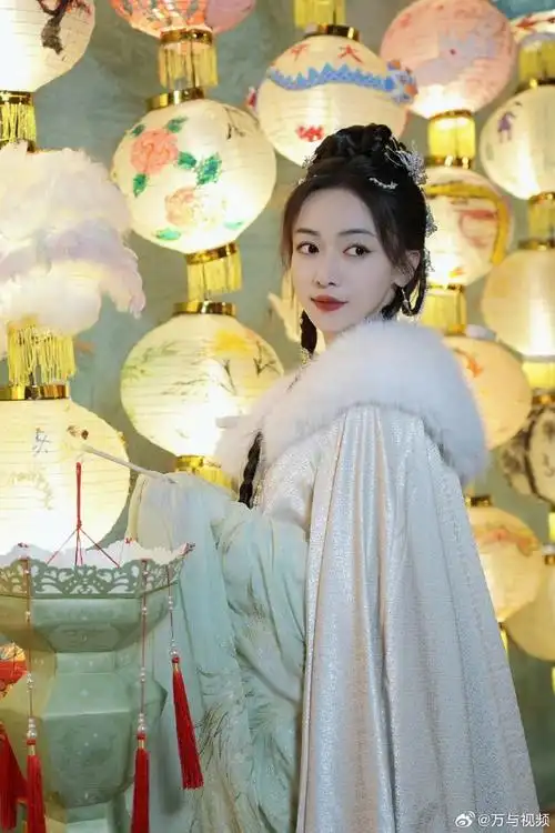 春花厌吴谨言古装##吴谨言古装花灯古街适配度