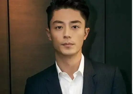 霍建华是有演技的,他是个内心戏很强大的演员,表情拿捏实在到位