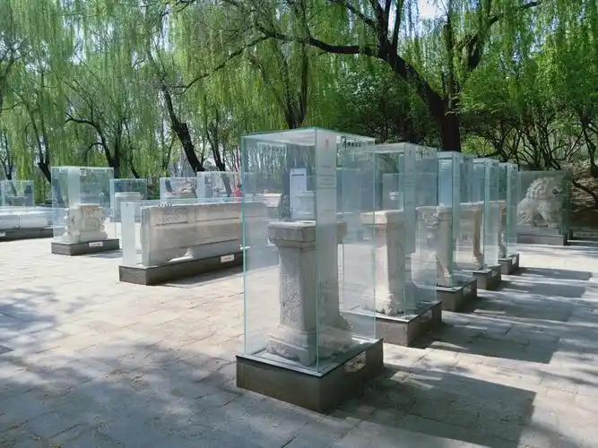 2019年4月12日星期五,舞友们相聚在圆明园.