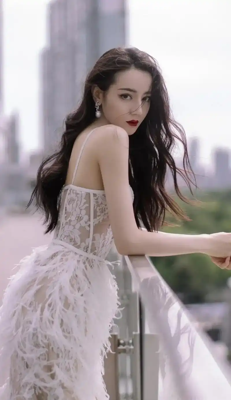 男人装迪丽热巴(明星写真:迪丽热巴羽毛蕾丝胸衣连衣裙,罕见透视装