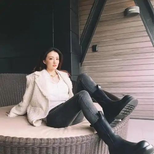 徐璐穿搭超惊艳黑色紧身裙搭牛仔夹克时髦好看却被大长腿抢镜