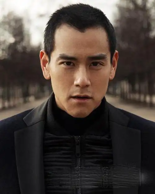 彭于晏晒看巴萨球赛照片 粉丝却发现男神发际线危机