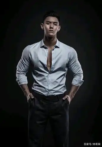 穿黑色背心露出健美身材的帅哥,爱好运动的男生都有一幅标准身材