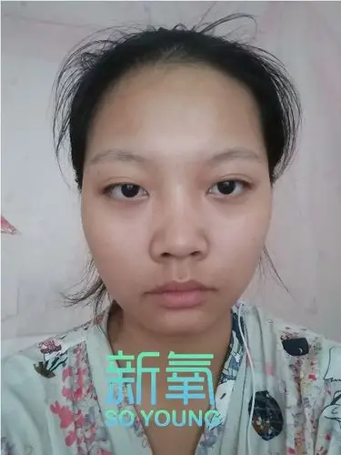 真不愧是脸宽女星届的扛把子,在合照占版面这件事上就没输过!