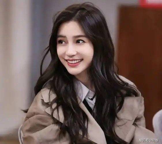 31岁杨颖上台领奖,摄影师"无意"关掉美颜,baby颜值翻车了_身材_演技