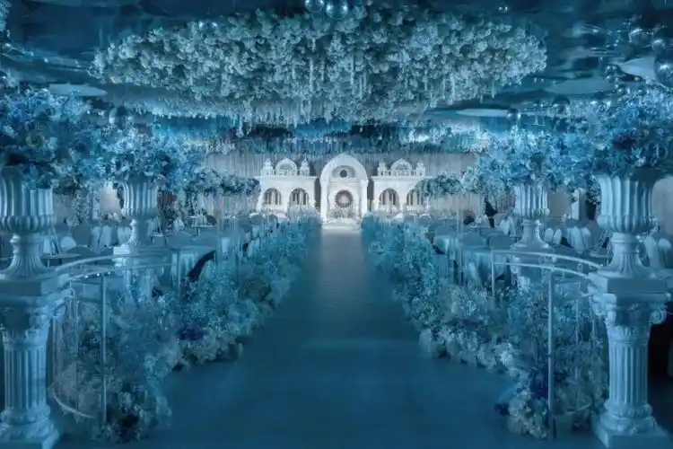 多种造型的花艺,铜金色欧式吊灯,飞鸟……打造一个梦幻浪漫氛围的空间